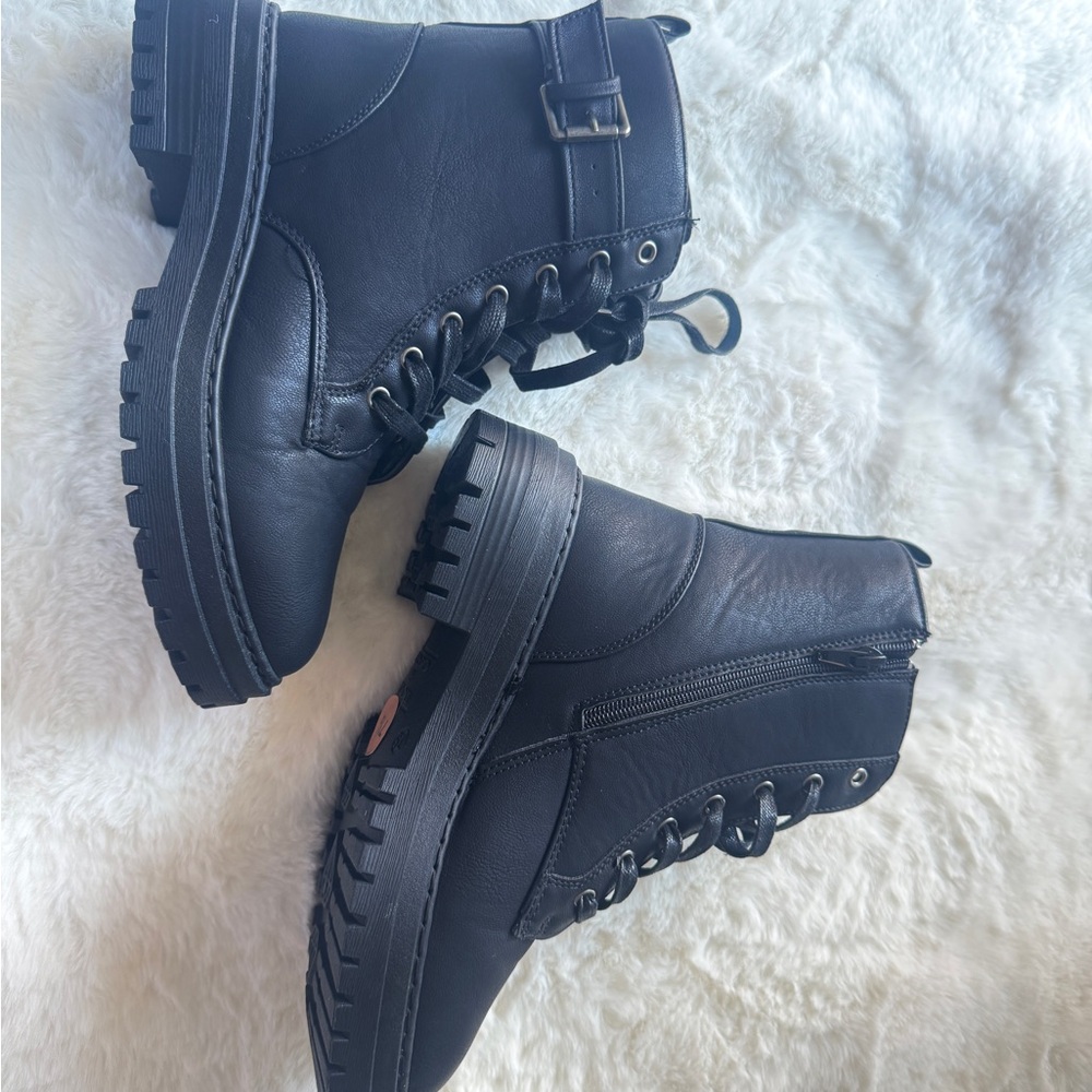 Women's Black Lace-Up Fashion Boots 7.5